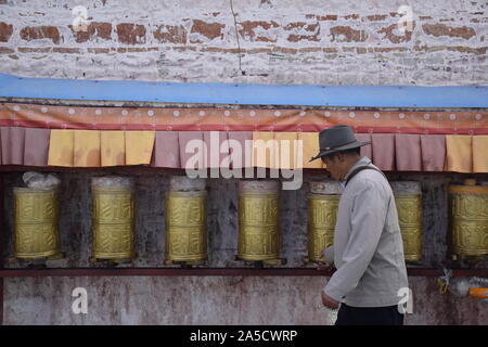 Tibetische Mann neben Gebetsmühlen in der Nähe Potala-palast in Tibet Ljhasa Stockfoto