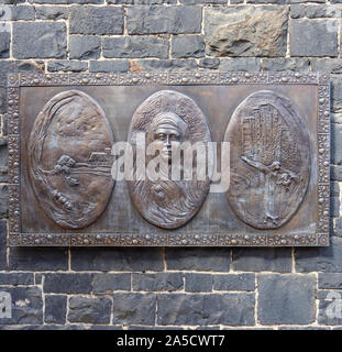 Bronze Triptychon Plakette des Lebens von Saint Mary MacKillop an einer Wand. Stockfoto