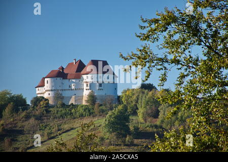 Malerischer Blick auf Veliki Tabor Schloß auf der Spitze des Hügels gegen den blauen Himmel Stockfoto