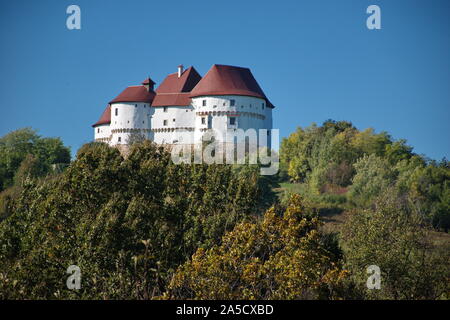 Malerischer Blick auf Veliki Tabor Schloß auf der Spitze des Hügels gegen den blauen Himmel Stockfoto