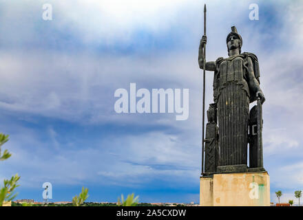 Madrid, Spanien - 4. Juni 2017: Statue der Minerva römische Göttin der Weisheit und der Kunst auf Circulo de Bellas Artes Dachterrasse, dramatische Himmel im Hintergrund Stockfoto