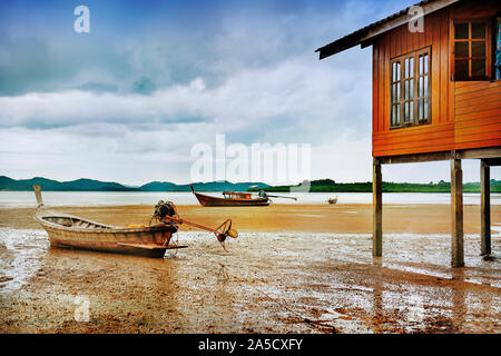 Die restlichen Boote am Ufer bei Ebbe. Koh Yao Noi, Phuket/Krabi, Thailand. Stockfoto