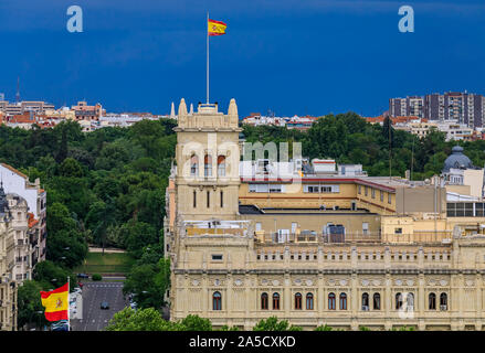 Luftaufnahme der reich verzierte Gebäude der Cuartel General de la Armada oder Sitz der spanischen Marine am Paseo del Prado in Madrid, Spanien Stockfoto