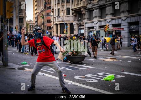 Barcelona, Spanien. Okt, 2019 18. Eine Demonstrantin wirft einen Stein in Richtung der Polizei während der Demonstration. Fünfter Tag des Protestes nach der Bekanntgabe der Sätze durch den Obersten Gerichtshof Spaniens, die der katalanischen Führer und Politiker zu langen Haftstrafen verurteilt. Credit: SOPA Images Limited/Alamy leben Nachrichten Stockfoto