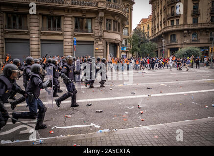 Barcelona, Spanien. Okt, 2019 18. Polizisten zerstreuen Demonstranten während der Demonstration. Fünfter Tag des Protestes nach der Bekanntgabe der Sätze durch den Obersten Gerichtshof Spaniens, die der katalanischen Führer und Politiker zu langen Haftstrafen verurteilt. Credit: SOPA Images Limited/Alamy leben Nachrichten Stockfoto