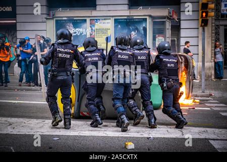 Barcelona, Spanien. Okt, 2019 18. Polizisten klar die Straße während der Protest. Fünfter Tag des Protestes nach der Bekanntgabe der Sätze durch den Obersten Gerichtshof Spaniens, die der katalanischen Führer und Politiker zu langen Haftstrafen verurteilt. Credit: SOPA Images Limited/Alamy leben Nachrichten Stockfoto