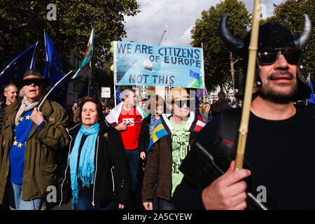 Die Demonstranten mit einem Plakat zusammen die Parliament Street während des Protestes. eine Masse "Gemeinsam für das letzte Wort "März, durch die 'Abstimmung'-Kampagne für ein zweites Referendum Brexit organisiert. Der britische politische Krise über Brexit hat wieder erreicht Fever Pitch im Oktober 31 Abreisedatum Großbritanniens aus der EU näher rückt, mit MPs und der Öffentlichkeit als Wie immer über die Frage gespalten. Aktivisten für die so genannten Abstimmung, oder 'Letzte Wort "Referendum, argumentieren, dass die Art der Brexit auf Angebot von Boris Johnson's Regierung auseinander gingen bisher von Versprechungen, die von ihm und anderen "Verlassen" advocat Stockfoto