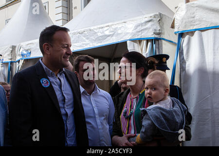 Drogheda, Irland. 17 Aug, 2019. Premierminister Leo Varadkar visits Fleadh Cheoil na hÉireann in Drogheda. Leo Varadkar ist einer der vielen Tausenden von Menschen zu Fleadh Cheoil na hÉireann, Irlands größte irische Musik Festival in Drogheda, County Louth am 17. August 2019 besuchen. Das Festival ist über eine Woche gehalten und bietet einige von Irlands besten musikalischen Talent. Credit: SOPA Images Limited/Alamy leben Nachrichten Stockfoto