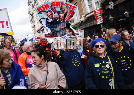 Demonstranten März im Whitehall während des Protestes. eine Masse "Gemeinsam für das letzte Wort "März, durch die 'Abstimmung'-Kampagne für ein zweites Referendum Brexit organisiert. Der britische politische Krise über Brexit hat wieder erreicht Fever Pitch im Oktober 31 Abreisedatum Großbritanniens aus der EU näher rückt, mit MPs und der Öffentlichkeit als Wie immer über die Frage gespalten. Aktivisten für die so genannten Abstimmung, oder 'Letzte Wort "Referendum, argumentieren, dass die Art der Brexit auf Angebot von Boris Johnson's Regierung bisher von Versprechen befürwortet die von ihm und anderen "Verlassen" im Jahr 2016, dass die auseinander entwickelt hat Stockfoto