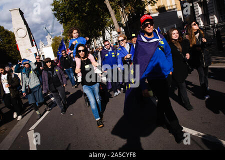 Demonstranten machen ihren Weg in die Parliament Street während des Protestes. eine Masse "Gemeinsam für das letzte Wort "März, durch die 'Abstimmung'-Kampagne für ein zweites Referendum Brexit organisiert. Der britische politische Krise über Brexit hat wieder erreicht Fever Pitch im Oktober 31 Abreisedatum Großbritanniens aus der EU näher rückt, mit MPs und der Öffentlichkeit als Wie immer über die Frage gespalten. Aktivisten für die so genannten Abstimmung, oder 'Letzte Wort "Referendum, argumentieren, dass die Art der Brexit auf Angebot von Boris Johnson's Regierung auseinander gingen bisher von Versprechungen, die von ihm und anderen "Verlassen" advocat Stockfoto