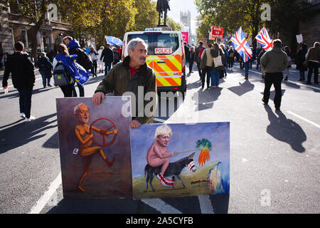 Politischer Künstler, Kaya Mar steht mit zwei seiner Gemälde im Whitehall während des Protestes. eine Masse "Gemeinsam für das letzte Wort "März, durch die 'Abstimmung'-Kampagne für ein zweites Referendum Brexit organisiert. Der britische politische Krise über Brexit hat wieder erreicht Fever Pitch im Oktober 31 Abreisedatum Großbritanniens aus der EU näher rückt, mit MPs und der Öffentlichkeit als Wie immer über die Frage gespalten. Aktivisten für die so genannten Abstimmung, oder 'Letzte Wort "Referendum, argumentieren, dass die Art der Brexit auf Angebot von Boris Johnson's Regierung bisher von Versprechen von ihm gemacht und o auseinander entwickelt hat Stockfoto