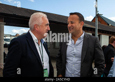 Drogheda, Irland. 17 Aug, 2019. Premierminister Leo Varadkar visits Fleadh Cheoil na hÉireann in Drogheda. Leo Varadkar ist einer der vielen Tausenden von Menschen zu Fleadh Cheoil na hÉireann, Irlands größte irische Musik Festival in Drogheda, County Louth am 17. August 2019 besuchen. Das Festival ist über eine Woche gehalten und bietet einige von Irlands besten musikalischen Talent. Credit: SOPA Images Limited/Alamy leben Nachrichten Stockfoto