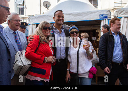 Drogheda, Irland. 17 Aug, 2019. Premierminister Leo Varadkar visits Fleadh Cheoil na hÉireann in Drogheda. Leo Varadkar ist einer der vielen Tausenden von Menschen zu Fleadh Cheoil na hÉireann, Irlands größte irische Musik Festival in Drogheda, County Louth am 17. August 2019 besuchen. Das Festival ist über eine Woche gehalten und bietet einige von Irlands besten musikalischen Talent. Credit: SOPA Images Limited/Alamy leben Nachrichten Stockfoto