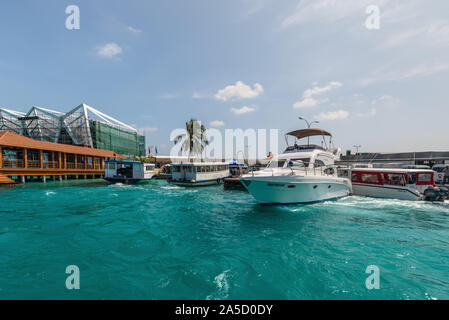 Hulhule Island, Malediven - November 18, 2017: Speed Boot am Hulhule Port in der Nähe von internationalen Flughafen Ibrahim Nasir, Malediven, Indischer Ozean. Stockfoto