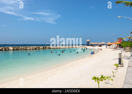 Male, Malediven - November 17, 2017: Einheimische Malediven schwimmen und auf der Rasfannu - Maafannu künstlichen Strand in männlichen Kapital in Malediven entspannen, indische Oce Stockfoto