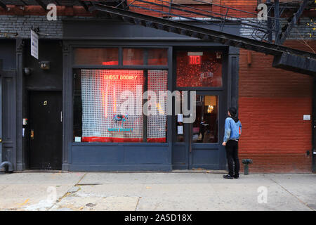 [Historisches Schaufenster] Ghost Donkey, 4 Bleecker Street, New York, NYC Schaufensterfoto einer Bar im East Village-Viertel in Manhattan. Stockfoto