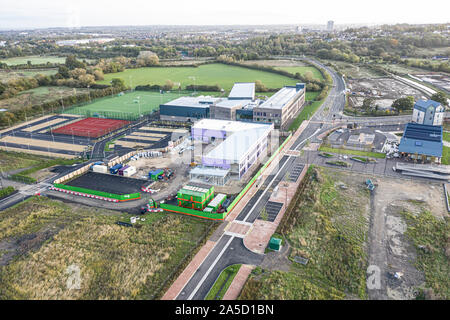 SWINDON, Großbritannien - 20 Oktober, 2019: Luftbild der Neuen Dekanat Schule constrution in Wichelstowe in Swindon. Stockfoto
