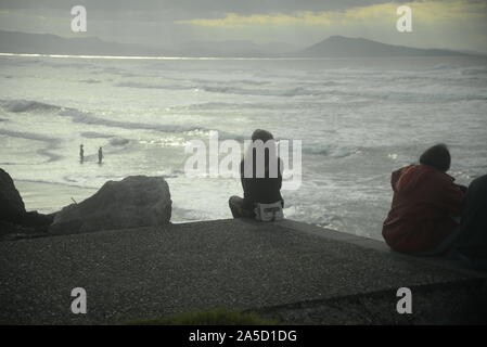 Die Leute draußen auf dem Meer im Südwesten Frankreichs suchen, pasakdek Stockfoto