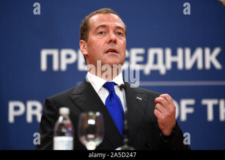 Belgrad, Serbien. Okt, 2019 19. Der russische Ministerpräsident Dimitri Medwedew spricht während einer Pressekonferenz mit dem serbischen Präsidenten Aleksandar Vucic in Belgrad, Serbien, Okt. 19, 2019. Russland wird gemeinsame Energie- und Infrastrukturprojekte mit Serbien zu entwickeln, Dmitri Medwedew erklärte Reportern hier am Samstag, und betonte die Bedeutung der weiteren Vertiefung der bilateralen wirtschaftlichen Beziehungen. Credit: Predrag Milosavljevic/Xinhua/Alamy leben Nachrichten Stockfoto