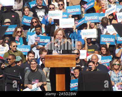 New York, New York, USA. Okt, 2019 19. Senator Bernie Sanders hält eine Kundgebung City Park in der Long Island City in Queens N.Y. über 20.000 Menschen kamen heraus Unterstützung in seinem Angebot für Präsident der Vereinigten Staaten. Bürgermeister von San Juan Puerto Rico Credit: Bruce Cotler/Kugel Fotos/ZUMA Draht/Alamy Leben Nachrichten zeigen Stockfoto