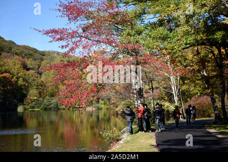 New York, USA. Okt, 2019 19. Die Besucher nehmen Fotos vom Hessischen See am Bear Mountain in New York, in den Vereinigten Staaten, Okt. 19, 2019. Credit: Han Fang/Xinhua/Alamy leben Nachrichten Stockfoto