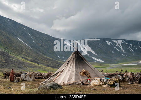 Eine Nenet Frau auf einem Campingplatz in Sibirien, Russland Stockfoto