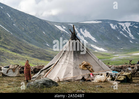Eine Nenet Frau auf einem Campingplatz in Sibirien, Russland Stockfoto