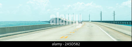 Strasse nach Key West über Caribbean Blue Water Stockfoto