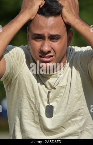 Stressvolle Kolumbianischen männlichen Soldaten Stockfoto