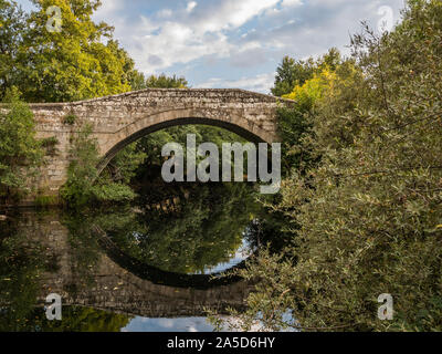 Blick auf die Alte Brücke bei Sonnenuntergang, Puente de Sanabria, Zamora, Spanien Stockfoto