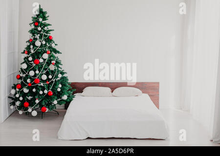 Weihnachten Dekor Schlafzimmer mit einem neuen Jahr Baum Urlaub Geschenke Stockfoto