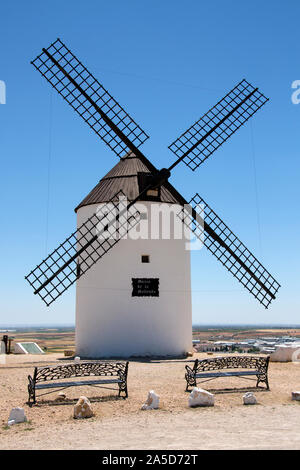 Windmühle in der Nähe von Alcazar De San Juan in die Region La Mancha in Spanien. Stockfoto