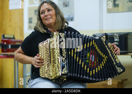 Frau spielen ein knopfakkordeon Stockfoto