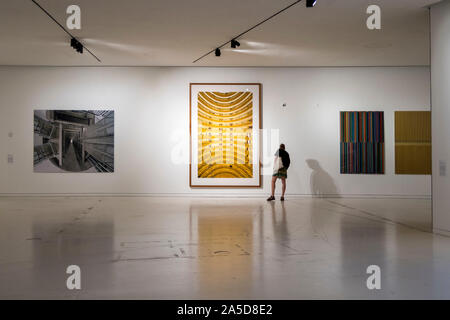 Person bewundern ein Andreas Gursky Foto an der MAAT Museum für Kunst Architektur und Technologie in Lissabon, Portugal. Stockfoto