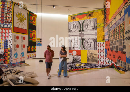 Die Leute bewundern Kunst Ausstellung im Inneren der MAAT Museum für Kunst Architektur und Technologie in Lissabon, Portugal. Stockfoto