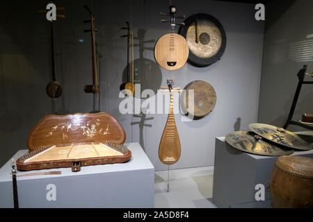 Alte asiatische Musik instrumente auf das Museu do Oriente - Museum des Orients in Lissabon, Portugal. Stockfoto