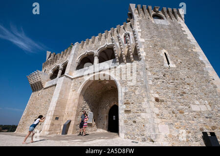 Kind Foto von Ihren Eltern vor die mittelalterliche Burg in Porto de Mós, in der Nähe von Leiria, Portugal Stockfoto