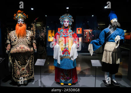 Alte asiatische Kleidung am Museu do Oriente - Museum des Orients in Lissabon, Portugal. Stockfoto