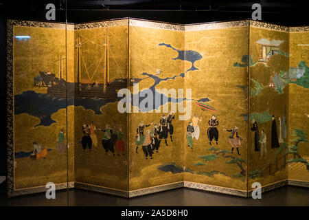 Alte bemalte asiatischen Paravent am Museu do Oriente - Museum des Orients in Lissabon, Portugal. Stockfoto