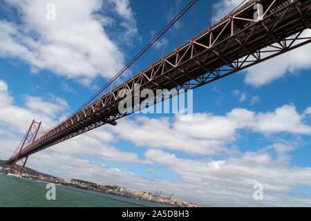Low Angle View der 25 de Abril Brücke über den Tejo in Lissabon, Portugal Stockfoto