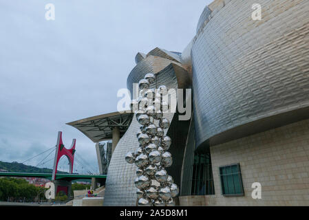 Hohen Baum & das Auge Kunstwerk des Künstlers Anish Kapoor vor dem Guggenheim Museum in Bilbao, Spanien, Europa Stockfoto