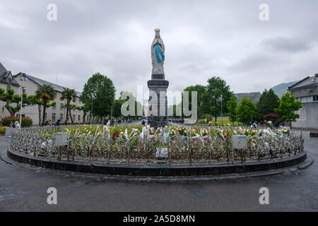 Statue Unserer Lieben Frau von Lourdes vor der Basilika in Lourdes, Frankreich, Europa Stockfoto