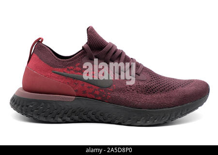 Nike Epic Reagieren red Laufschuh Ausschnitt auf weißem Hintergrund Stockfoto