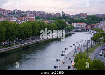 Puente Zubizuri aka Campo Volantin Brücke aka Puente del Campo Volantin, Bilbao, Spanien, Europa Stockfoto