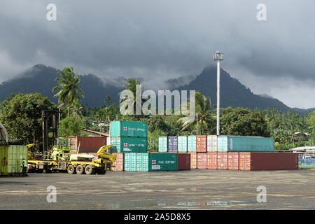 Malerische Ansicht von Alotau Containerhafen in Richtung Berge im Nebel Stockfoto