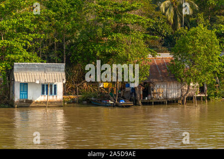 Mekong Delta/Vietnam - 04. März 2019: Typische Häuser der Bauern und Fischer an den Ufern des Mekong. Stockfoto