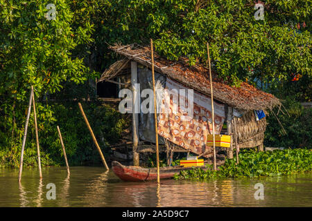 Mekong Delta/Vietnam - 04. März 2019: Typisches Gebäude der Bauern und Fischer an den Ufern des Mekong. Stockfoto