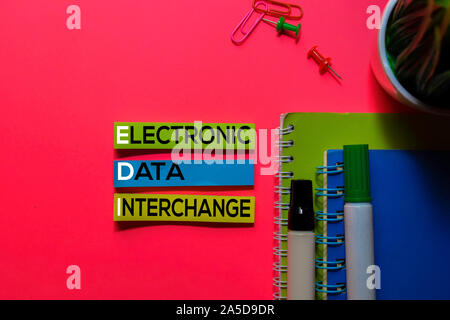 EDI. Electronic Data Interchange Akronym auf Haftnotizen. Büro Schreibtisch Hintergrund Stockfoto