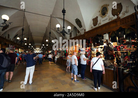 Krakau. Krakau. Polen. Tuchhallen (Draper's Hall, Sukiennice) das Gebäude aus dem 13. Jahrhundert in der Mitte des Marktplatzes. Stockfoto