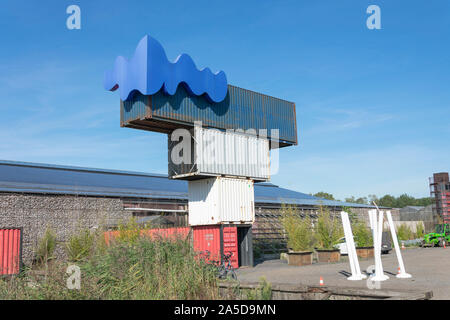 Stekene, Belgien, 14. September 2019, sehr alten Schiffscontainern zusammen, am Eingang zum Weltkulturerbe Verbeke Foundation Stockfoto